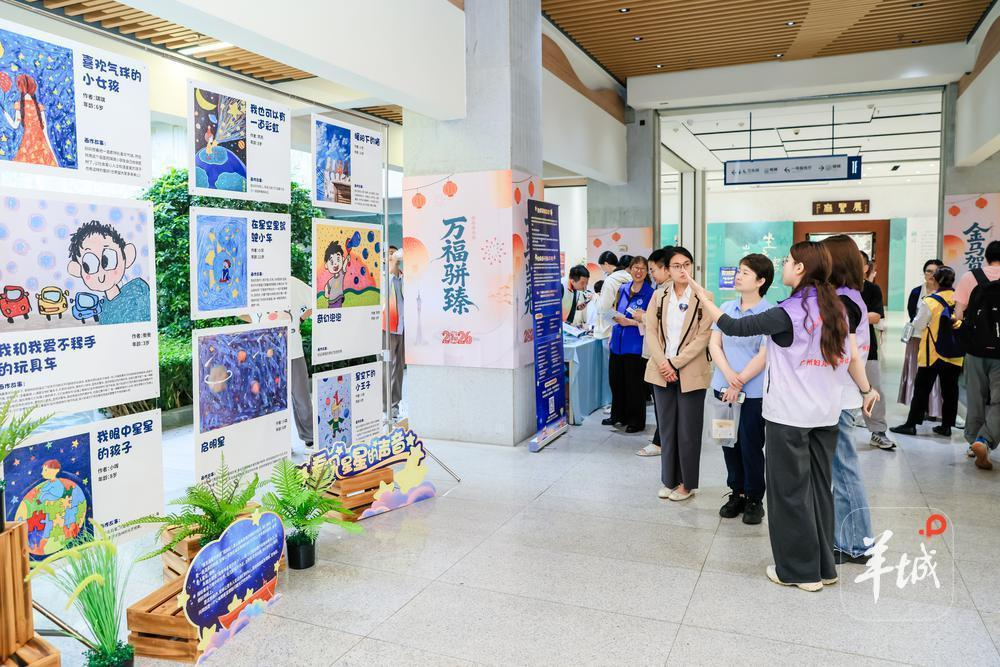 图为现场设置了孤独症儿童美术作品展
